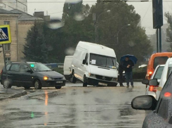 На Буюканах микроавтобус угодил колесом в яму на дороге