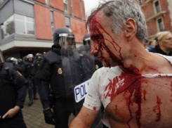 Кровавые избиения женщин и детей во время референдума в Каталонии сняли на видео