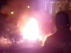 Горящий автомобиль после страшного ночного ДТП с пострадавшими сняли на видео