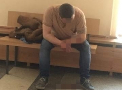 В столичном суде мужчина вскрыл себе вены