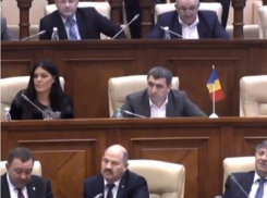 Депутатов возмутил флаг Румынии в зале заседаний парламента Молдовы