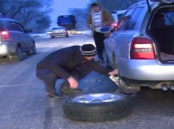 Кто оплатит ремонт?! - разбитая дорога при въезде в Кишинев вызвала гнев водителя