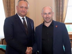 Актуальную книгу подарил Игорю Додону известный российский писатель Николай Стариков