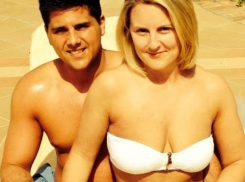 Блондинка, муж которой умер вскоре после свадьбы, обнаружила на фото страшную деталь