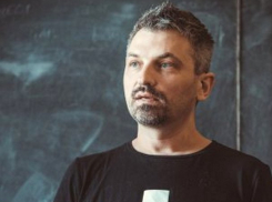 Языковой скандал в небе: известный украинец обматерил стюардессу за русский язык