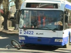 На улице Мунчештской троллейбус сбил велосипедиста