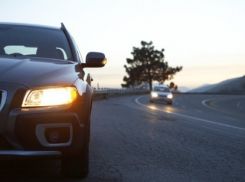 Внимание! С завтрашнего дня водители обязаны ездить с включенными фарами и днем