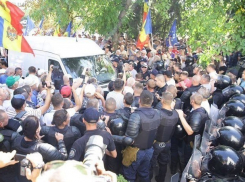 Сторонник Санду и Нэстасе врезался на микроавтобусе в толпу во время митинга оппозиционеров