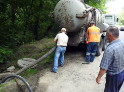 Работники Apă-Canal Chişinău сливают отходы в ручей, питающий кишиневские озёра