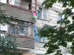 Любовь до гроба, но никто не умер - девочка спрыгнула с балкона в объятья своего парня