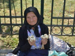 Обдурить старушку, продающую чеснок, а потом укатить на дорогой машине - это по-нашему!