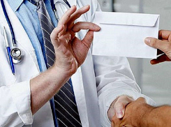 Вымогательство денег с пациентов закончилось задержанием заведующего больницы Криулень