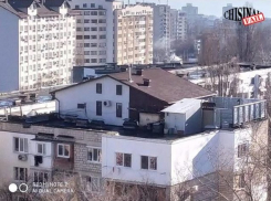 В Кишиневе на крыше пятиэтажки построили частный дом