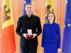 Эмилиан Крецу и Николай Тимофти получили почетные награды из рук Майи Санду