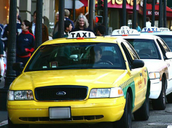 Привокзальные таксисты заблокировали девушку с мамой и подвергли их жутким издевательствам