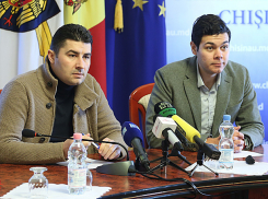 Сотрудники примэрии Кишинева ездят на служебных машинах в парикмахерские и детсады, - социалисты 