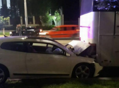 Автомобилист на полном ходу влетел в автобус, припаркованный перед зданием посольства РФ