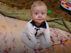 Семье малыша, оказавшейся в долгах после операции, решили помочь президент Молдовы с женой