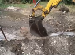 Коммунальную катастрофу на улице столицы, устроенную экскаваторщиком, сняли на видео