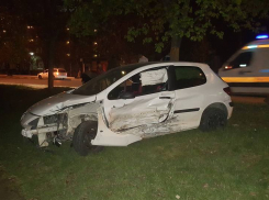 На Телецентре в результате аварии были повалены несколько знаков и светофор