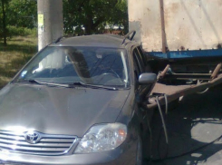 Оторвавшийся от КамАЗа прицеп раздавил легковой автомобиль в Кишиневе