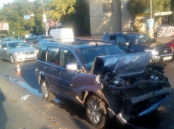 Ребенок и двое взрослых пострадали при страшном ударе внедорожника с пьяной женщиной в маршрутку в Одессе