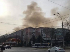 Срочно: на Ботанике пожар, пламя подобралось к гаражам на Гренобле