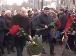 Порошенко обхитрил премьера и спикера, позорно оплеванных у памятника Небесной сотне