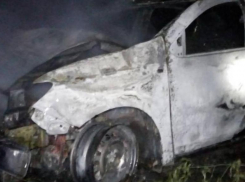 Автомобиль такси врезался в дерево и сгорел в Бельцах