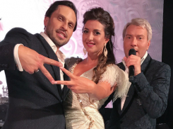 Скандальное платье с глубоким разрезом «засветила» Жасмин на концерте в Муроме и свадьбе в Барвихе