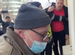 Мужчину, бросившего «коктейль Молотова» в здание посольства России, освободили