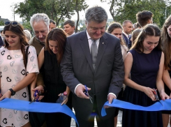 Порошенко обиделся, что его высмеивают из-за перерезания ленточек