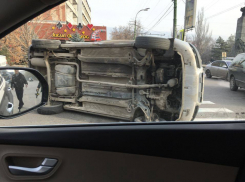 Этим утром в центре Кишинева перевернулся автомобиль 
