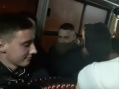 В Кишиневе молодые люди спели колядки и сыграли на аккордеоне в троллейбусе 