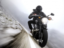 Призрачный гонщик на байке устроил гонку на заснеженной трассе в Дубоссарах