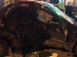 Автомобиль в Кишиневе после страшного столкновения влетел на троллейбусную остановку с людьми