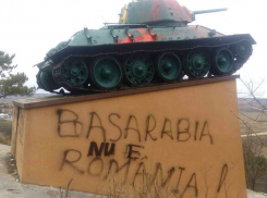 «Подонки» надругались над танком и обезобразили гранитные плиты мемориального комплекса у села Леушены