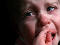 Отец попытался зарезать и задушить своего  пятилетнего ребенка 