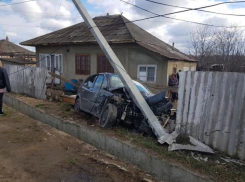 Need for Speed в Унгенах: автомобиль въехал в чужой двор и снес столб электропередач
