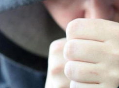 Четверо подростков избили пенсионера, угрожая ему ножом