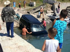 Водитель утопил свой внедорожник в море на одесском пляже