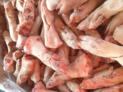 Множество нарушений выявили в цехе разделки и хранения продуктов из свинины на предприятии в Новых Аненах