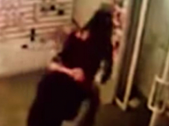 Курьезное избиение клиентом секс-шопа грабителя огромным фаллоимитатором попало на видео 