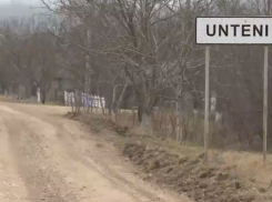 В Унтень для разговора по телефону залезают на самое высокое дерево