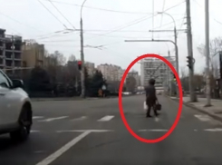Самая невозмутимая женщина попала на видео, переходя дорогу на красный свет в Кишиневе