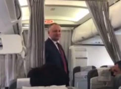 Пассажиры самолета Стамбул - Кишинев сняли на видео Игоря Додона