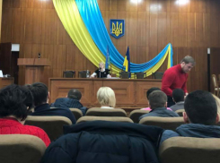 Громкий скандал в горсовете под Киевом: сессию открыли гимном России