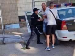 Столичные полицейские комично «упаковали» гражданина