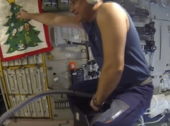 Зрелищный полет российского космонавта на пылесосе в невесомости попал на видео