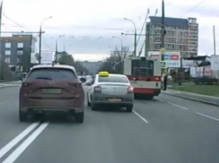 Дорожный конфликт звезды молдавского телевидения с таксистом попал на видео